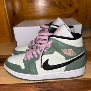 Jordan Mid’s Women's Green and Pink
